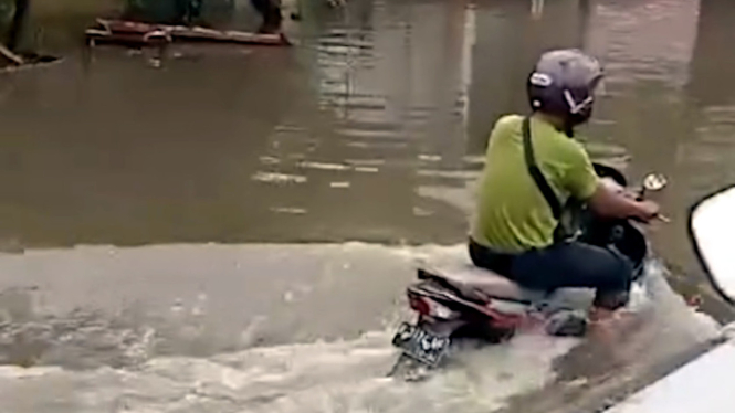 pemotor-wajib-tahu-cara-ini-agar-motor-tidak-mati-saat-terobos-banjir_0bfd4f3.jpg