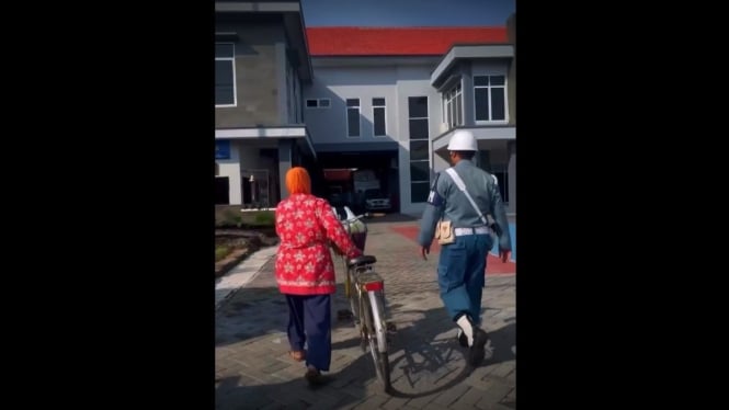 penuhi-nazar-di-gempa-20-tahun-lalu-embok-jamu-ini-nekat-masuk-markas-tni_ccd9b32.jpg