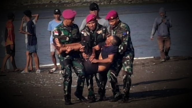 peristiwa-mencekam-di-samudera-hindia-saat-prajurit-marinir-tni-selamatkan-nyawa-sukarno-yang-terkapar-dalam-perahu_e876eeb.jpg