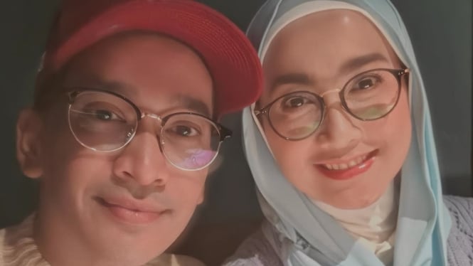 pertama-kali-jadi-imam-ruben-onsu-langsung-pimpin-salat-desy-ratnasari-usai-umumkan-mualaf_1f105a5.jpg