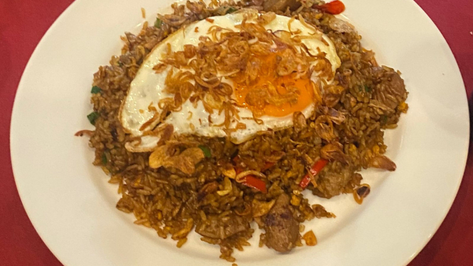 rahasia-lezat-nasi-goreng-rumahan-ala-chef-tennessee-debra-smokey-gurih-dan-otentik_6837ca8.jpg