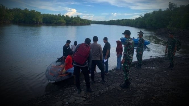 raib-dari-rumah-2-gadis-ini-ditemukan-prajurit-tni-lagi-asyik-bareng-cowok-tengah-malam-dalam-hutan_f6bcc2c.jpg