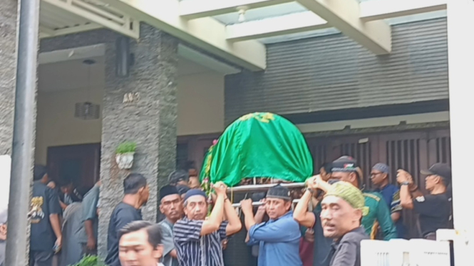 ratusan-bonek-antar-almarhum-bejo-sugiantoro-ke-pemakaman_97f4749.jpg