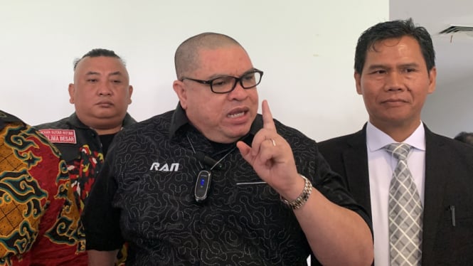 razman-arif-mulai-curiga-vadel-badjideh-berbohong-ancam-bakal-mundur-jadi-pengacaranya_aaf5fff.jpg