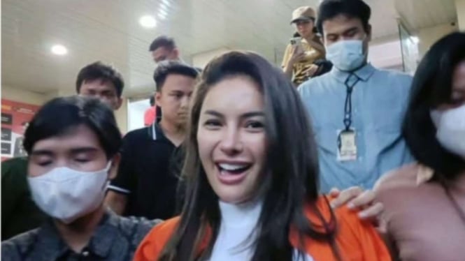 resmi-ditahan-dan-pakai-baju-oranye-ini-sindiran-pedas-nikita-mirzani-untuk-reza-gladys_f3f0537.jpg