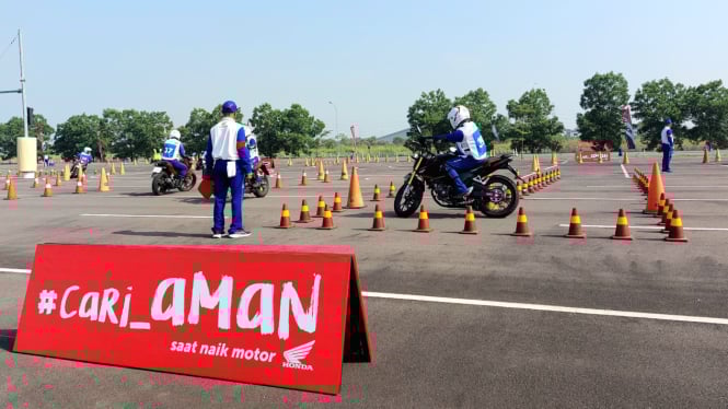ribuan-kartini-masa-kini-belajar-safety-riding-demi-kendarai-motor-dengan-aman_e5e0797.jpg
