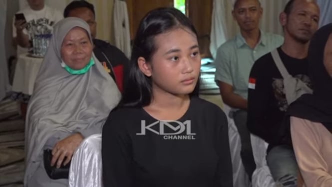 rumah-sudah-digusur-remaja-ini-ngotot-ke-dedi-mulyadi-untuk-wisuda-sma-diadakan_7a96782.jpg