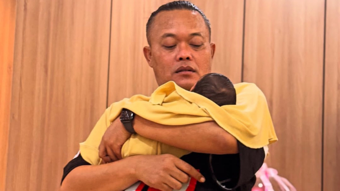 sule-kini-jadi-kakek-sampaikan-hal-ini-saat-gendong-cucu-pertama_6afd8a8.jpg