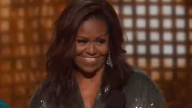 tak-dampingi-suami-di-pelantikan-donald-trump-michelle-obama-pilih-lakukan-ini_577de6d.jpg