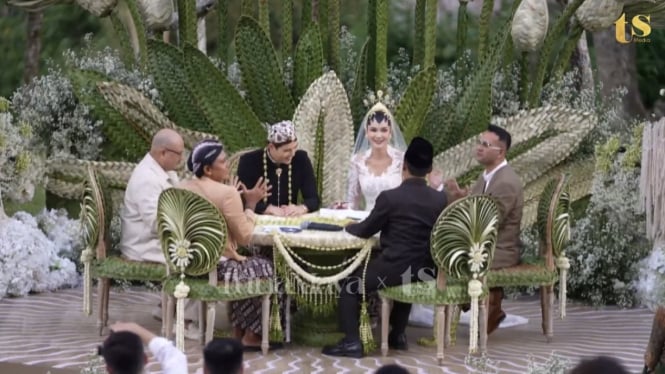 tak-kuasa-menahan-haru-raffi-ahmad-nangis-saat-jadi-saksi-nikah-luna-maya_c0f7919.jpg