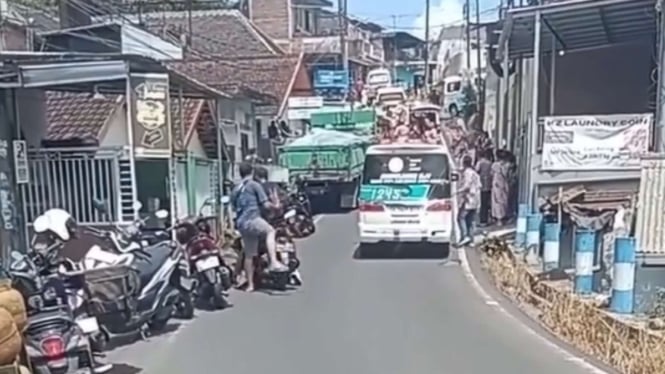 tak-kuat-nanjak-truk-di-malang-mundur-tabrak-pemotor-sebabkan-balita-5-tahun-tewas_0fc48d7.jpg