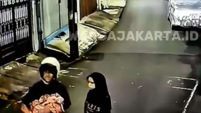 tega-banget-sejoli-terekam-cctv-buang-bayi-di-kawasan-pulo-gadung_9dd93fd.jpg