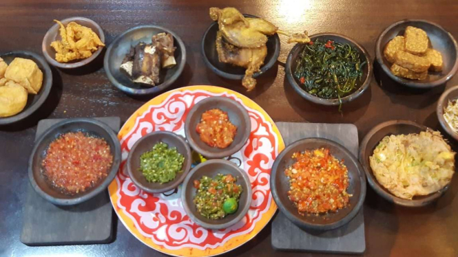 tempat-ini-hadirkan-15-varian-sambal-yang-wajib-dicoba-untuk-pecinta-pedas_aa3e8a7.jpg