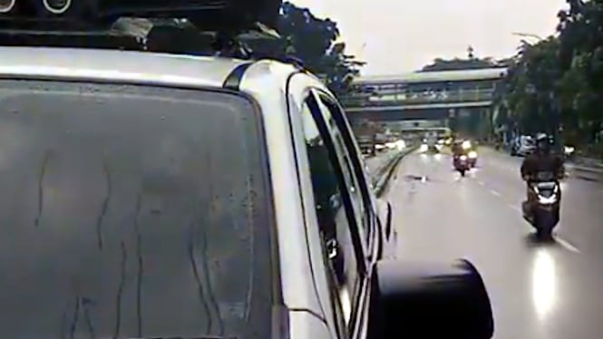 terlihat-cuma-parkir-mobil-polisi-ini-ternyata-sedang_e62e697.jpg