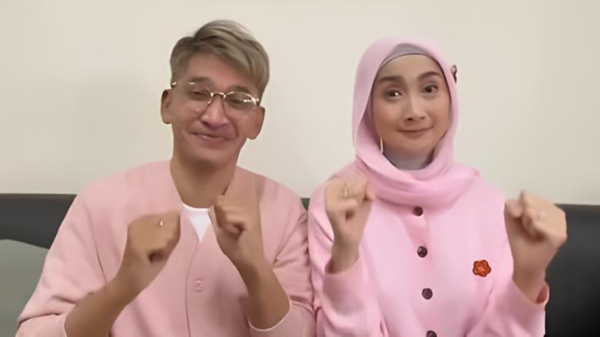 terpopuler-ruben-onsu-jadi-imam-salat-desy-ratnasari-steven-wongso-bicara-alasan-putus-dari-arafah_89f196b.jpg