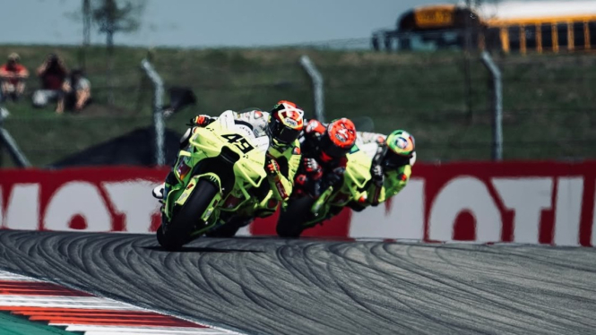 tim-vr46-tolak-permintaan-maaf-wanita-gelantungan-di-pajero-sport_6a00e7d.jpg