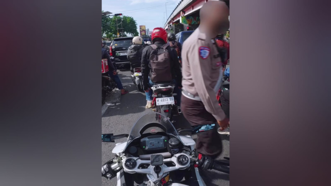 tindakan-polisi-ini-tuai-pujian-usai-kira-pengendara-ducati-pakai-knalpot-brong_dfd4818.jpg