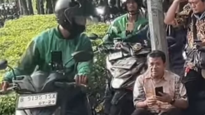 trotoar-diserobot-motor-pejalan-kaki-malah-kena-semprot_9aa56a6.jpg