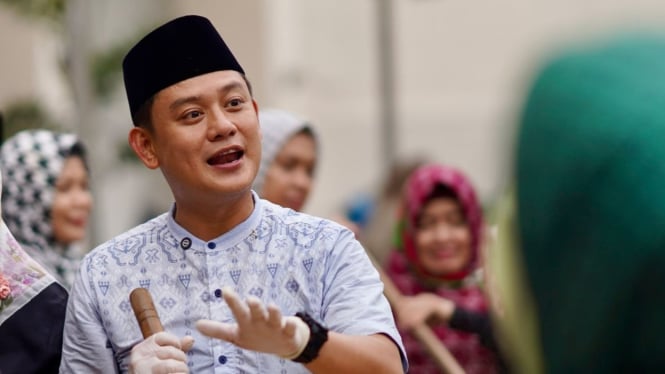 video-detik-detik-bobon-santoso-ucap-syahadat-ustaz-derry-sulaiman-semoga-istiqomah_373dccd.jpg