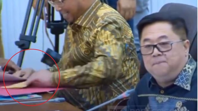 viral-anggota-dpr-tertangkap-kamera-terima-amplop-cokelat-langsung-ditaruh-di-kolong-meja-faktanya-ternyata_468c5f1.jpg