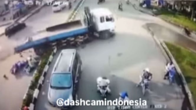 viral-detik-detik-truk-lori-lindas-pemotor-di-batam-2-korban-tewas-dan-2-kritis_8b4f150.jpg