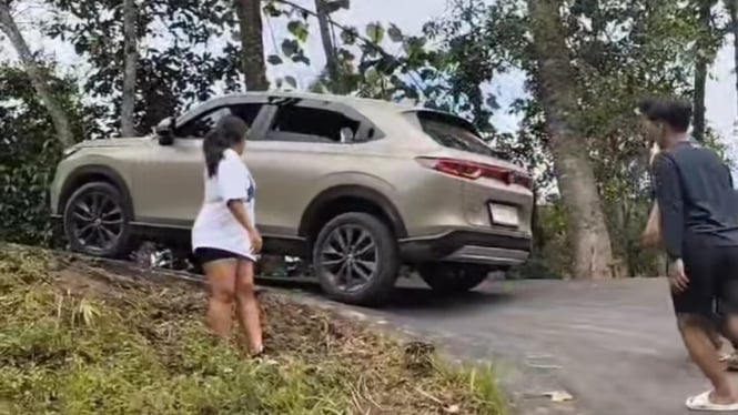 viral-honda-hr-v-gagal-nanjak-hingga-merepotkan-banyak-orang_0aa1b9d.jpg