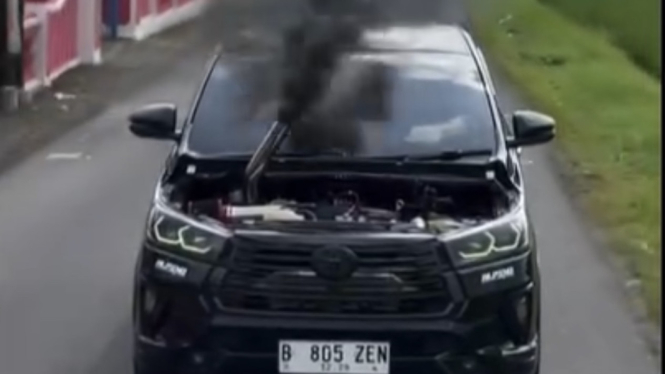 viral-innova-berasap-jadi-runyam-plat-palsu-modifikasi-ekstrem-berakhir-begini_532d03a.jpg