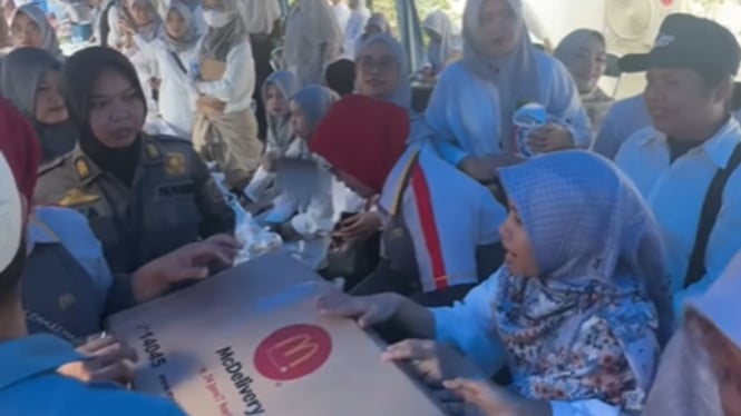 viral-jemaah-berebut-mcdonald-s-gratis-di-acara-haul-warganet-malah-nyinyir_d560399.jpg