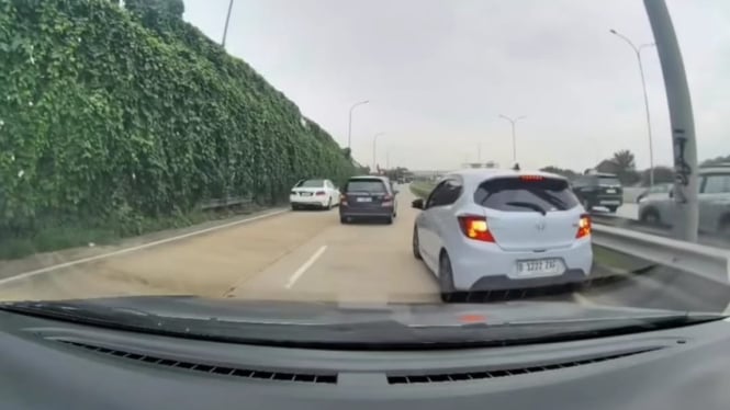 viral-pengemudi-brio-ngamuk-usai-ditegur-karena-mundur-di-tol_fff581e.jpg