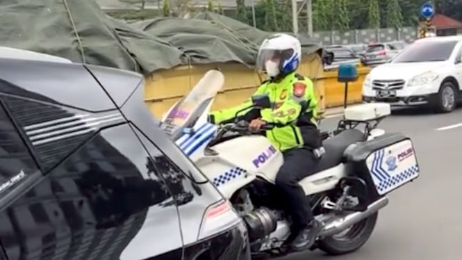 viral-pengemudi-mobil-tantang-patwal-bunyikan-sirine-di-tengah-kemacetan_9e6188d.jpg