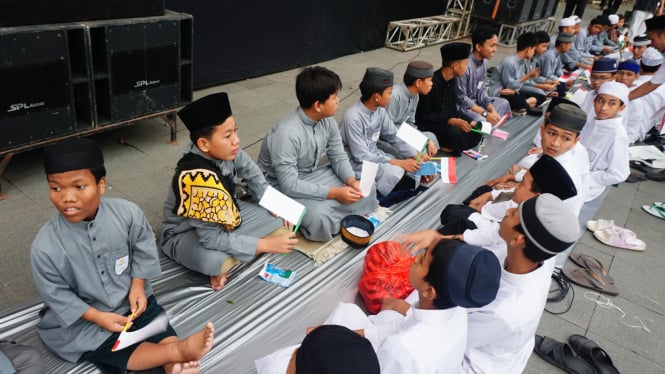 wow-solo-gelar-bukber-terpanjang-langsung-pecahkan-rekor-muri_4c4ad10.jpg