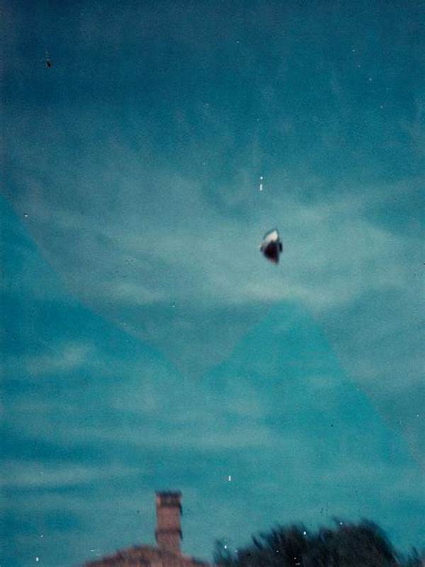 penampakan-benda-terbang-aneh-ufo-paling-jelas-yang-pernah-terekam-kamera_b0d301874.jpg